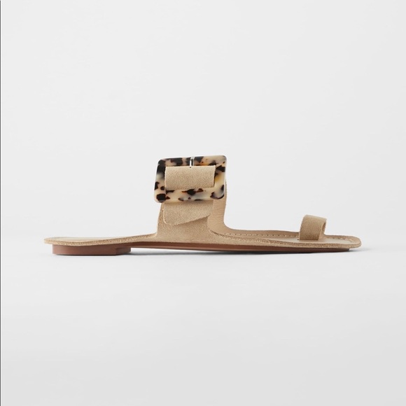 FLAT LEATHER SANDALS WITH TORTOISESHELL BUCKLE - Picture 2 of 6